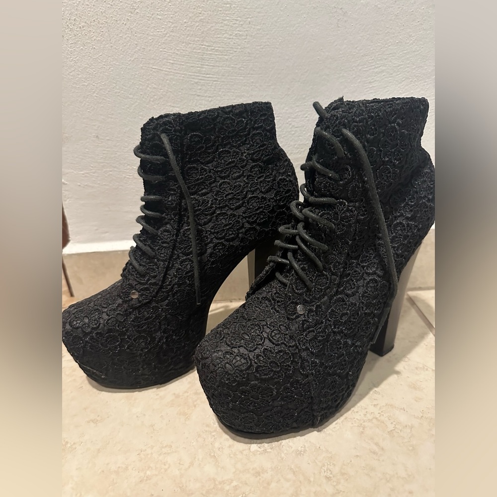 High heeled Textured Boots Black size 8